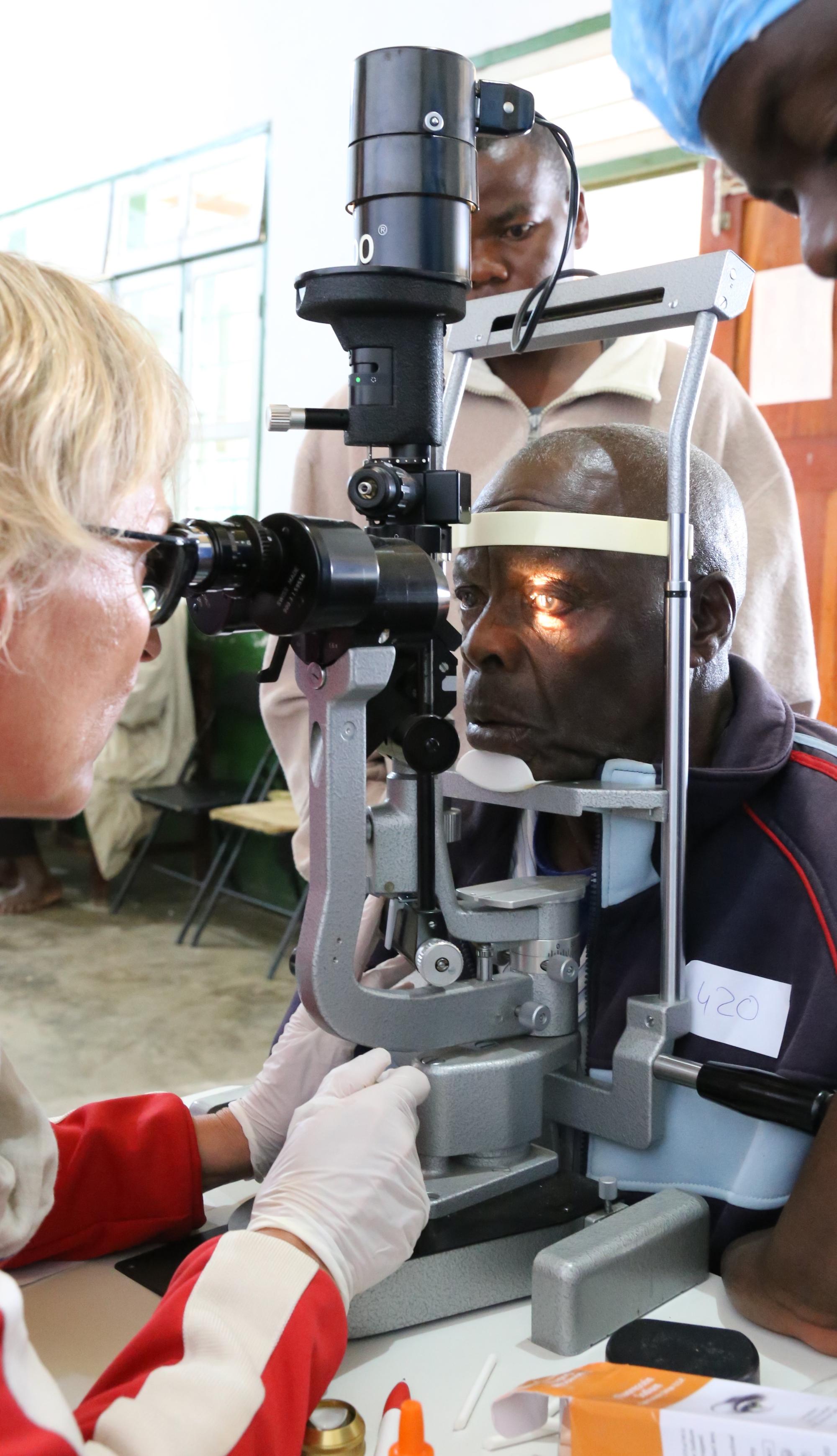 Patient beim Sehtest in Tansania